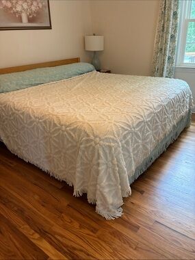 EUC Vintage White Chenille Bedspread